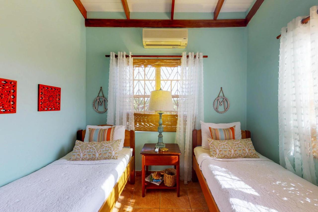 Mirasol Villa Placencia Exterior photo